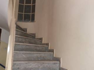 MIKRE SKALA PROS EISODO POLYKATOIKIAS