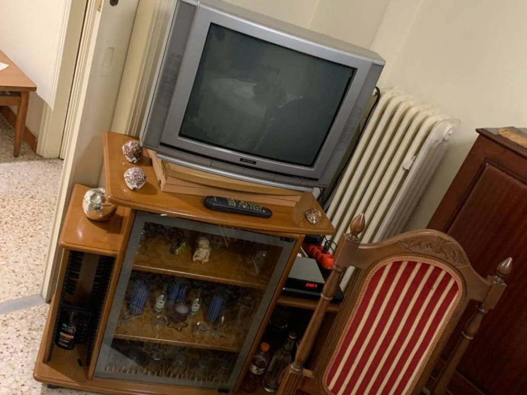 SALONI ME SYROMENE PORTA PROS CHOLL