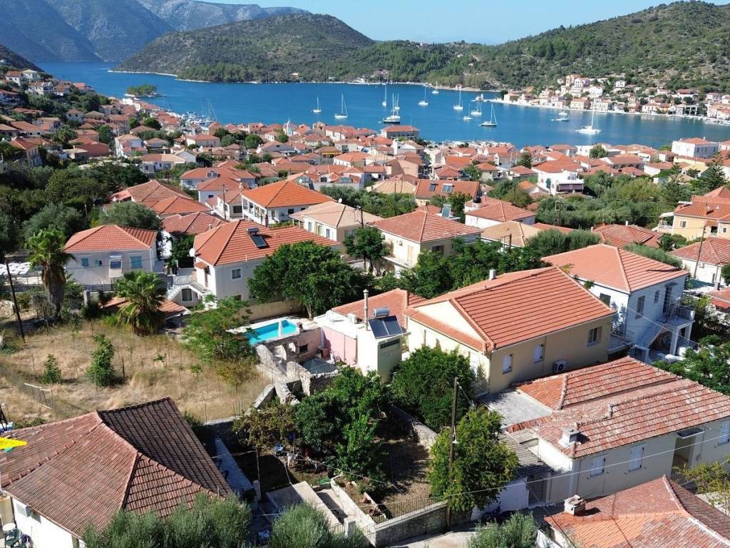 Aerial view and location of the house