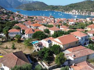 Aerial view and location of the house