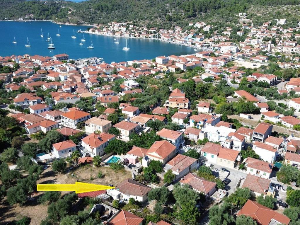 Aerial view and location of the house