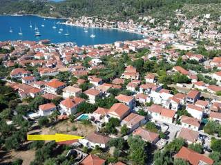 Aerial view and location of the house