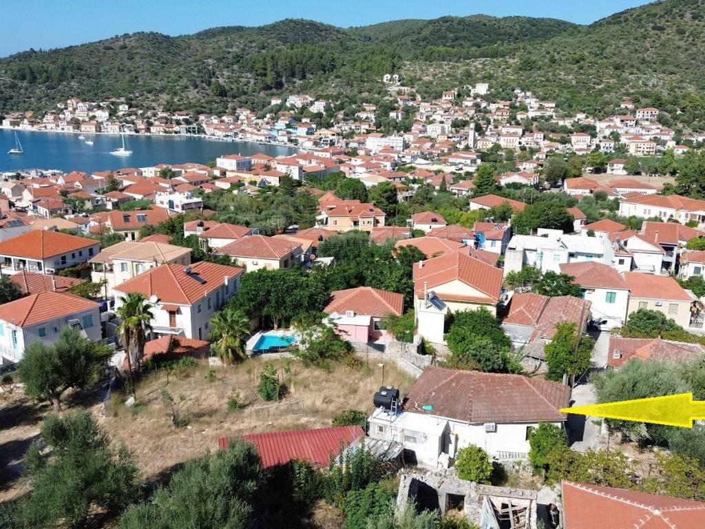 Aerial view and location of the house