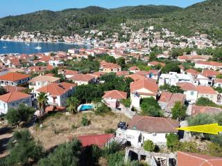 Aerial view and location of the house