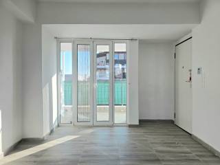 Saloni me dyo mpalkonia