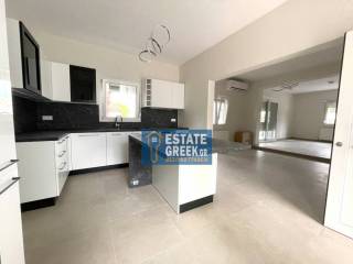 ★ Ανακαίνιση 2025 ★ Άμεσα διαθέσιμη ★ 2 υπνοδωμάτια + 2 μπάνια ★