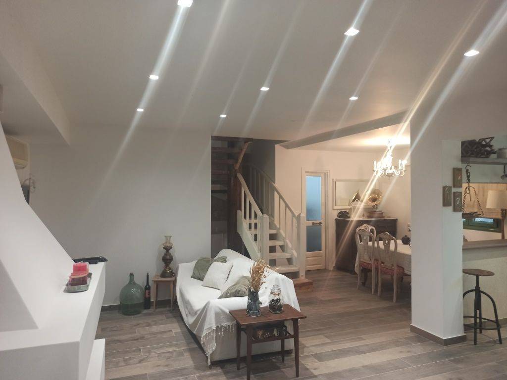 ENIAIOS CHOROS SALONI ME TZAKI-TRAPEZARIA STO ISOGEIO