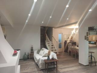 ENIAIOS CHOROS SALONI ME TZAKI-TRAPEZARIA STO ISOGEIO