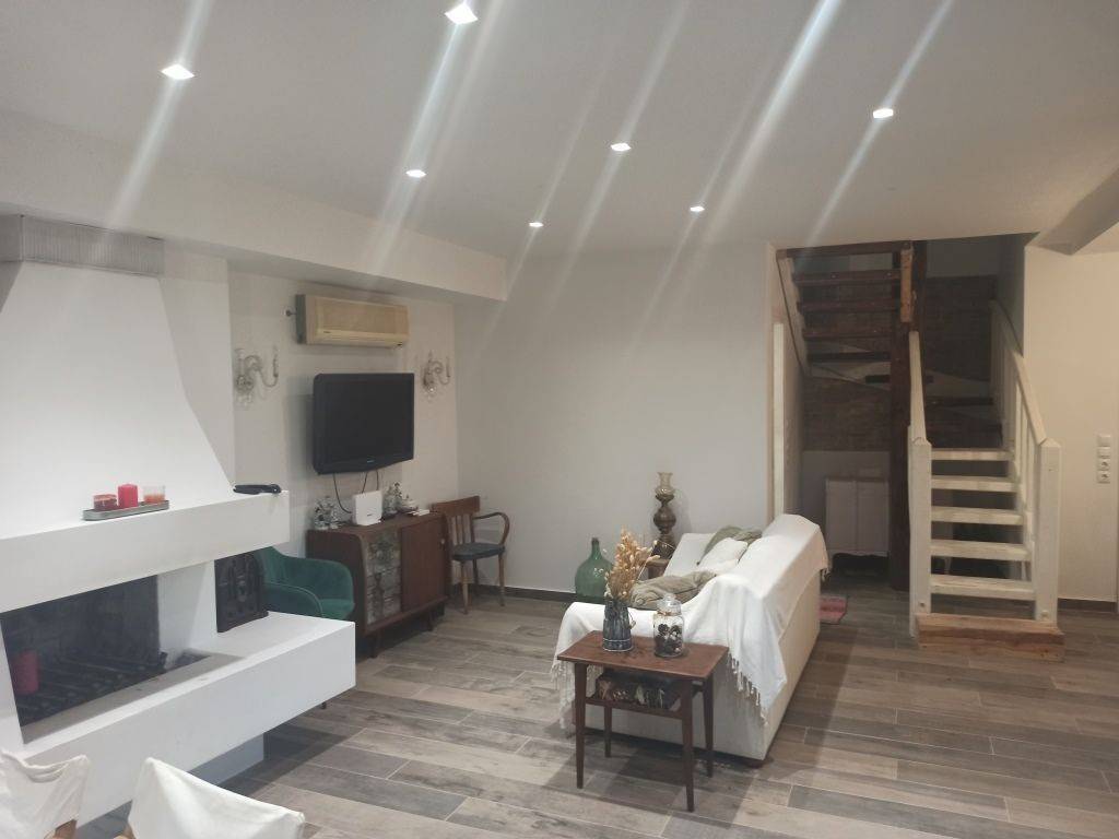 ENIAIOS CHOROS SALONI ME TZAKI-TRAPEZARIA STO ISOGEIO