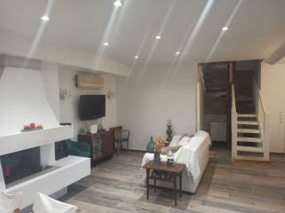 ENIAIOS CHOROS SALONI ME TZAKI-TRAPEZARIA STO ISOGEIO