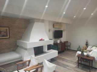 ENIAIOS CHOROS SALONI ME TZAKI-TRAPEZARIA STO ISOGEIO