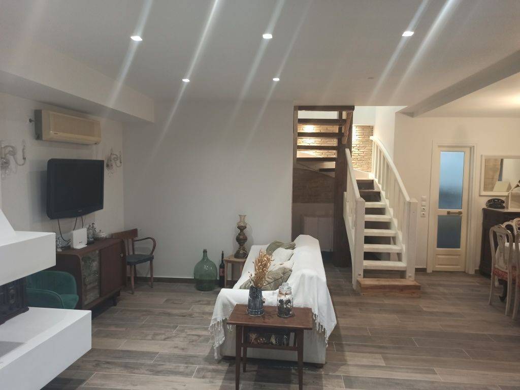 ENIAIOS CHOROS SALONI ME TZAKI-TRAPEZARIA STO ISOGEIO