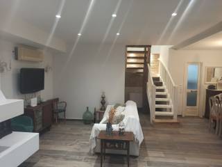 ENIAIOS CHOROS SALONI ME TZAKI-TRAPEZARIA STO ISOGEIO