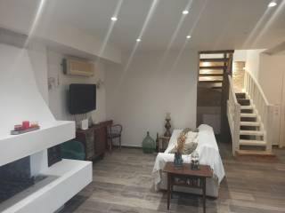 ENIAIOS CHOROS SALONI ME TZAKI-TRAPEZARIA STO ISOGEIO