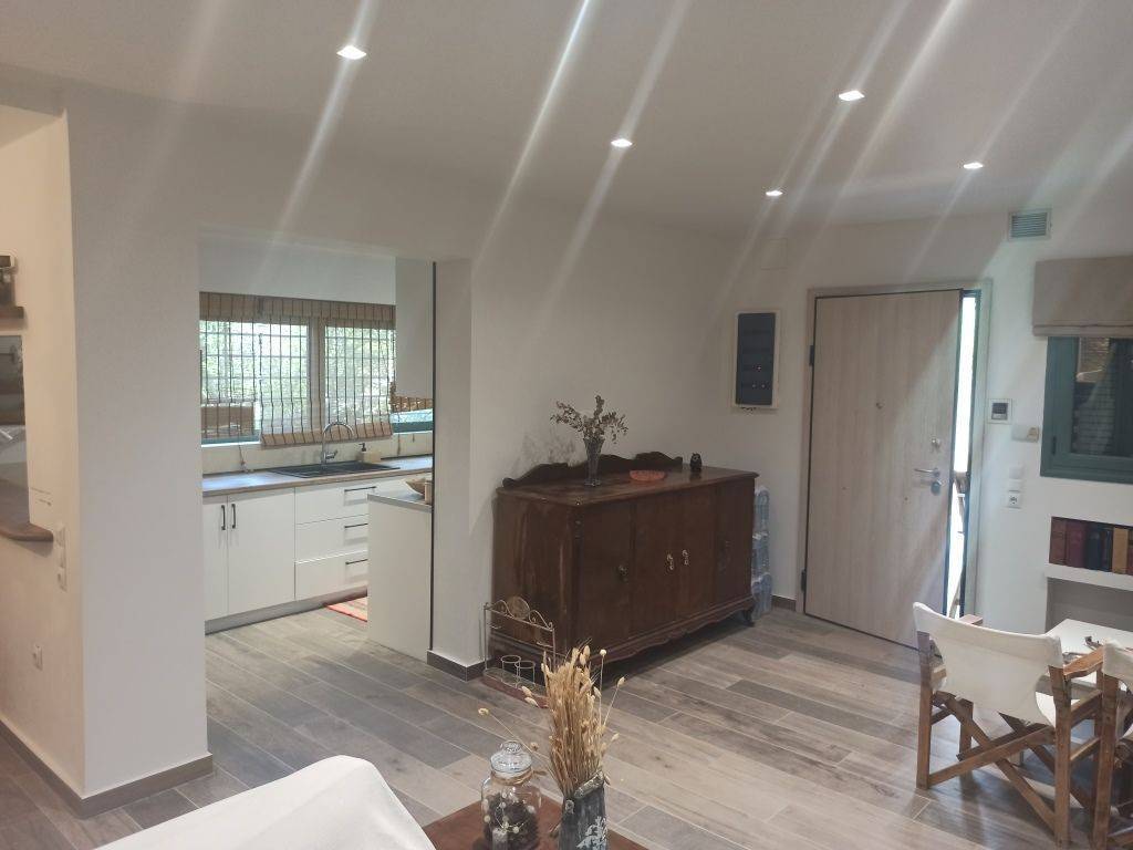 ENIAIOS CHOROS SALONI ME TZAKI-TRAPEZARIA STO ISOGEIO