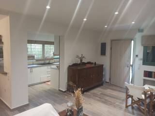 ENIAIOS CHOROS SALONI ME TZAKI-TRAPEZARIA STO ISOGEIO