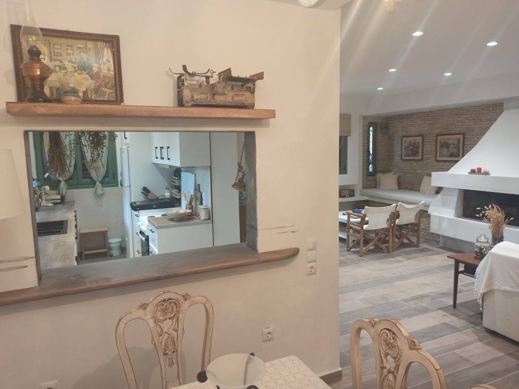 ENIAIOS CHOROS SALONI ME TZAKI-TRAPEZARIA STO ISOGEIO