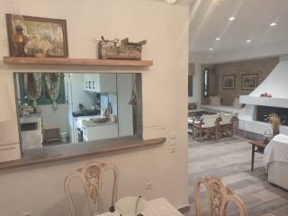 ENIAIOS CHOROS SALONI ME TZAKI-TRAPEZARIA STO ISOGEIO