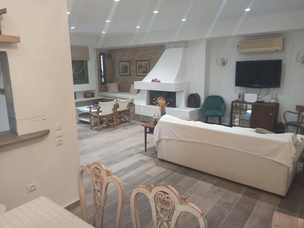 ENIAIOS CHOROS SALONI ME TZAKI-TRAPEZARIA STO ISOGEIO