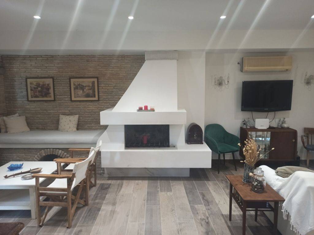 ENIAIOS CHOROS SALONI ME TZAKI-TRAPEZARIA STO ISOGEIO