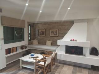 ENIAIOS CHOROS SALONI ME TZAKI-TRAPEZARIA STO ISOGEIO