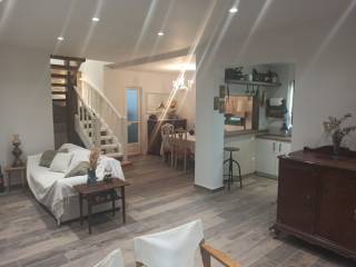 ENIAIOS CHOROS SALONI ME TZAKI-TRAPEZARIA STO ISOGEIO