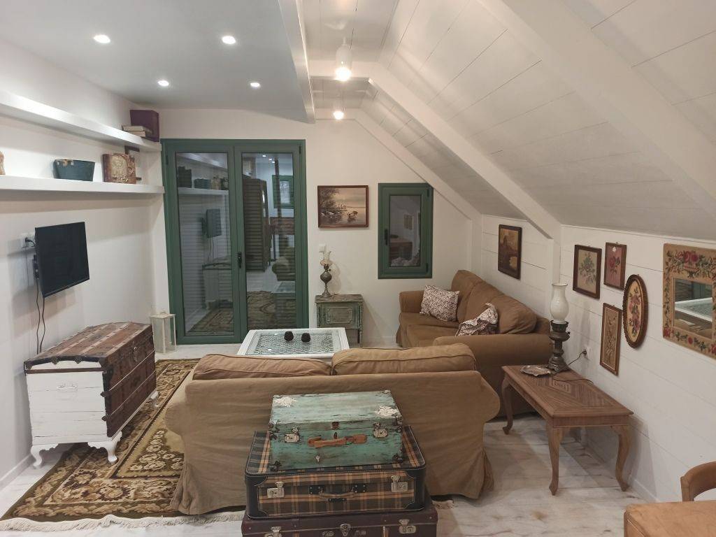 ENIAIOS CHOROS SALONI TRAPEZARIA STON PROTO OROPHO-SOPHITA