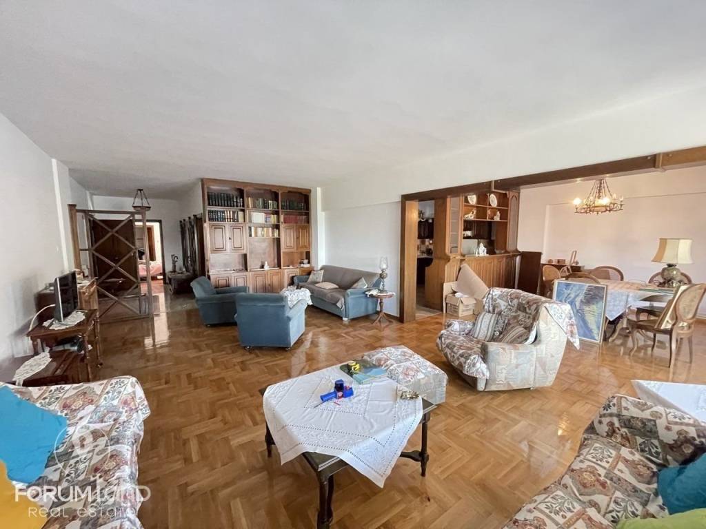 Forumland Real Estate, Σαλόνι