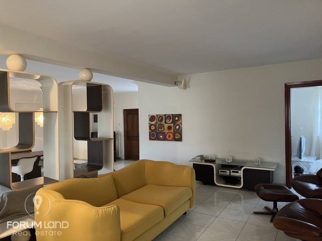 Forumland Real Estate, Σαλόνι με τζάκι