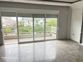 Forumland Real Estate, Σαλόνι