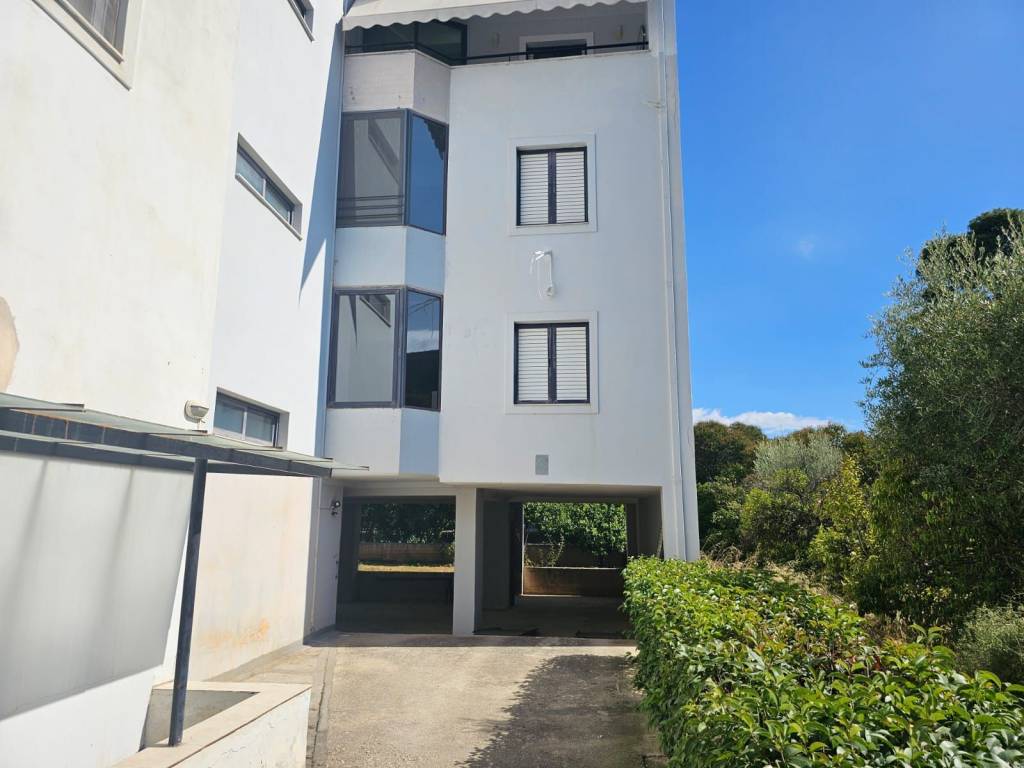 new large and comfortable elevated 1st floor apartment