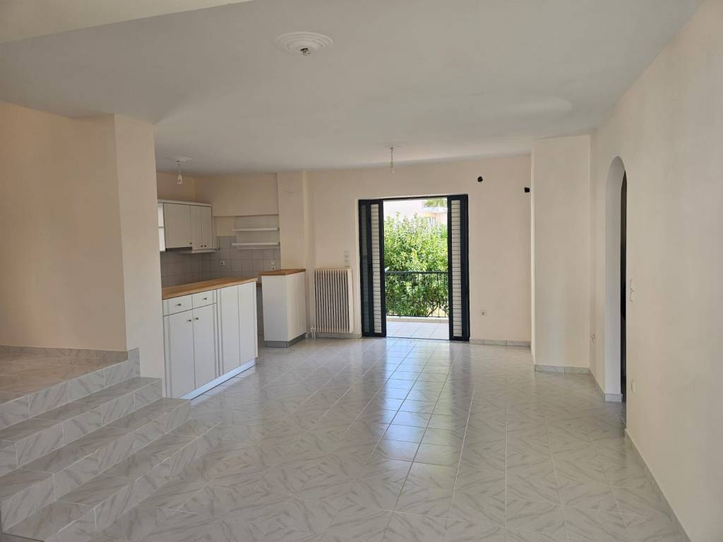 new large and comfortable elevated 1st floor apartment