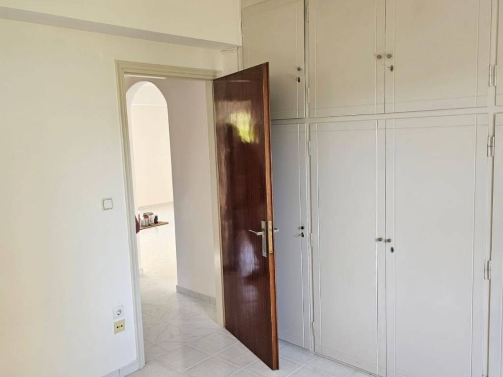 new large and comfortable elevated 1st floor apartment