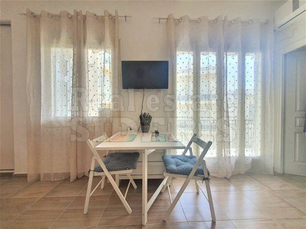 ΣΑΛΟΝΙ - ΚΟΥΖΙΝΑ - ΔΩΜΑΤΙΟ ΕΝΑΣ ΧΩΡΟΣ