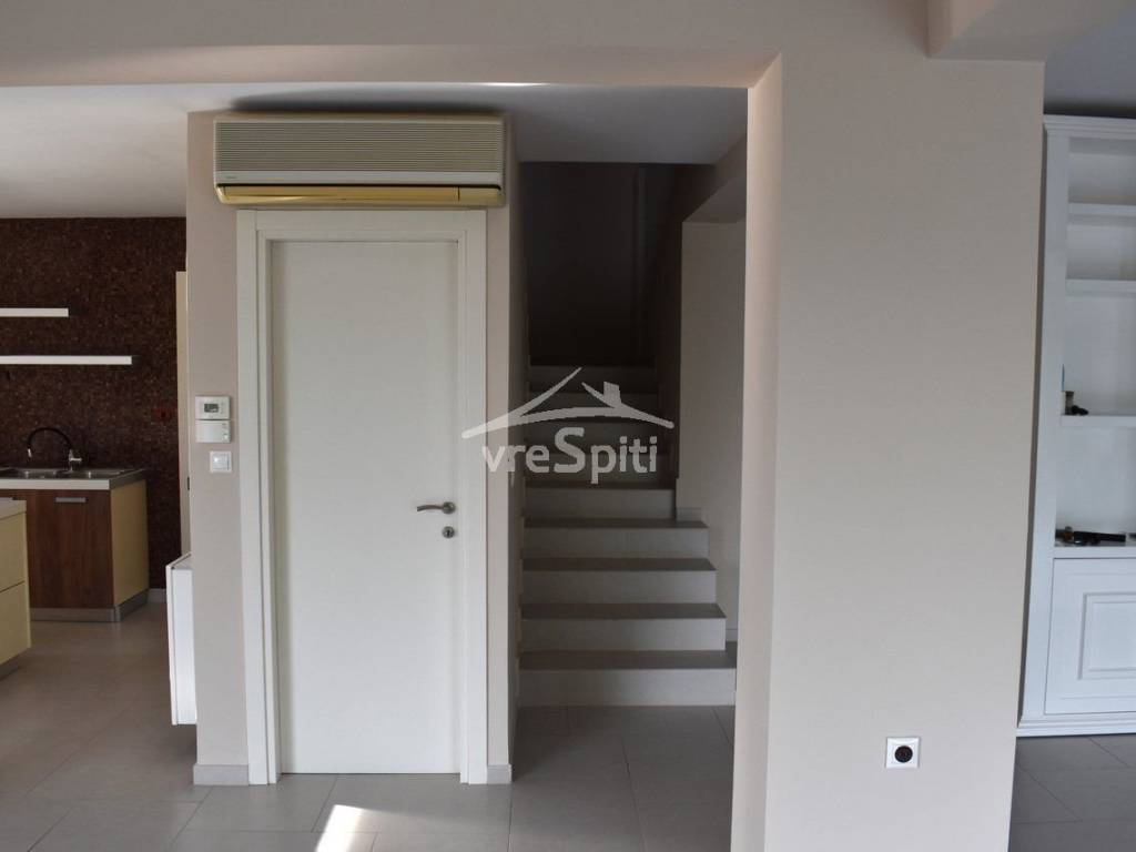 ΚΟΥΖΙΝΑ-ΠΟΡΤΑ ΠΡΟΣ ΓΚΑΡΑΖ-ΣΚΑΛΕΣ ΕΠ//ΑΣ