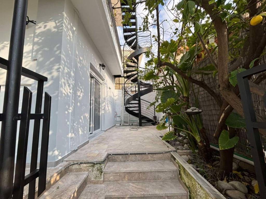 Beautiful 2nd floor studio