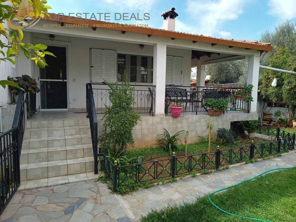 Eisodos  yperypsomenes oikias -mprostino mpalkoni-kepos