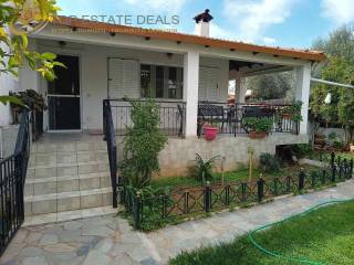 Eisodos  yperypsomenes oikias -mprostino mpalkoni-kepos