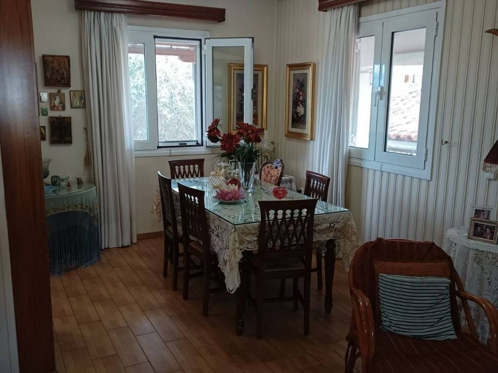 eniaia trapezaria me to saloni-parathyra