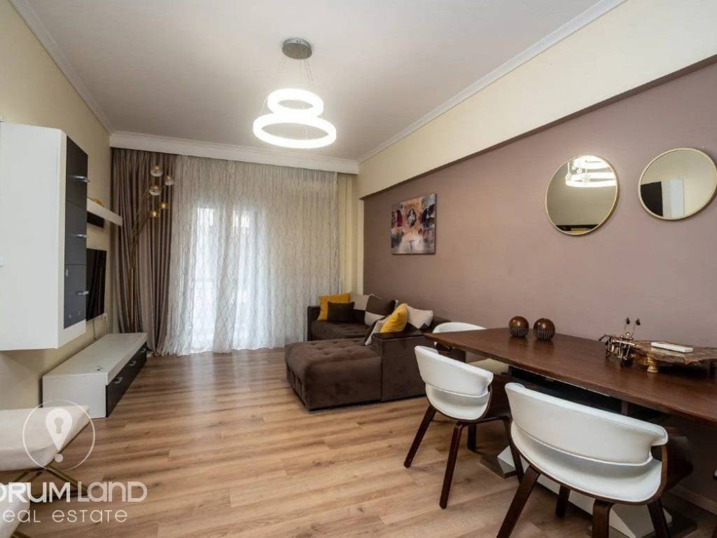 Forumland Real Estate, Σαλόνι