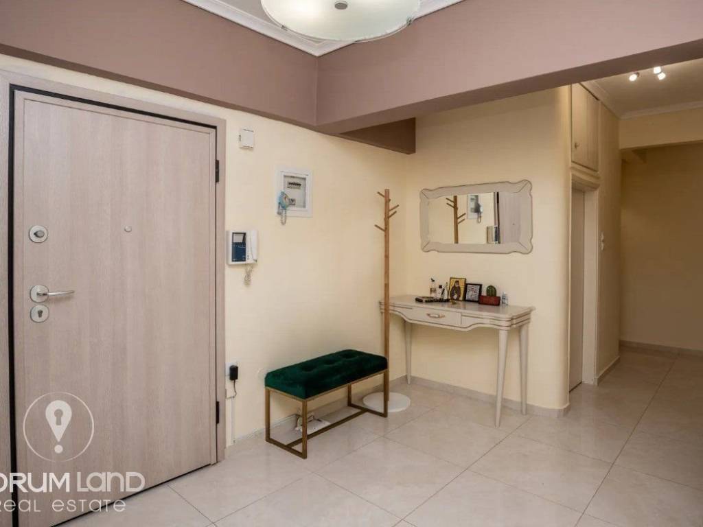 Forumland Real Estate, Είσοδος