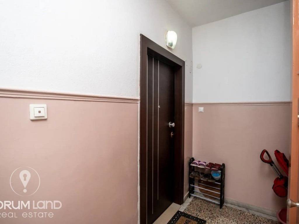 Forumland Real Estate, Είσοδος