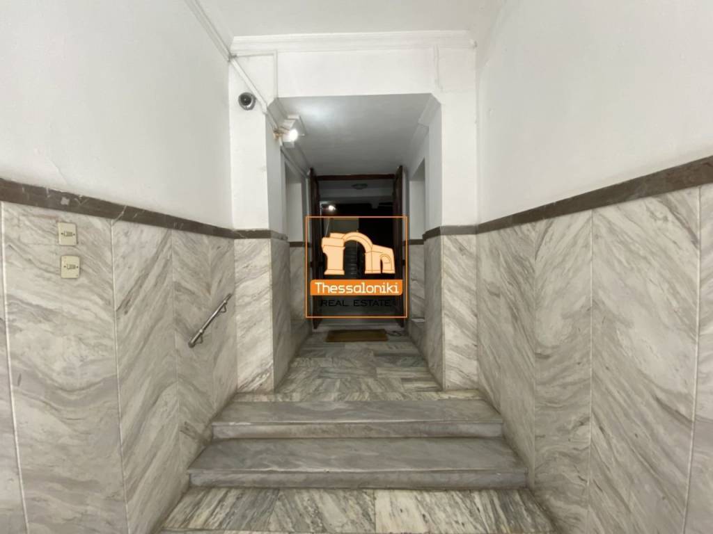 Πλ. Ναυαρίνου, Κατάστημα