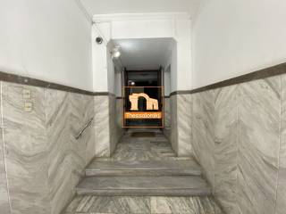 Πλ. Ναυαρίνου, Κατάστημα