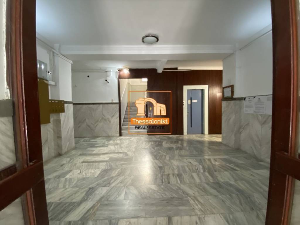 Πλ. Ναυαρίνου, Κατάστημα