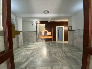 Πλ. Ναυαρίνου, Κατάστημα