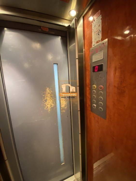 Πλ. Ναυαρίνου, Κατάστημα