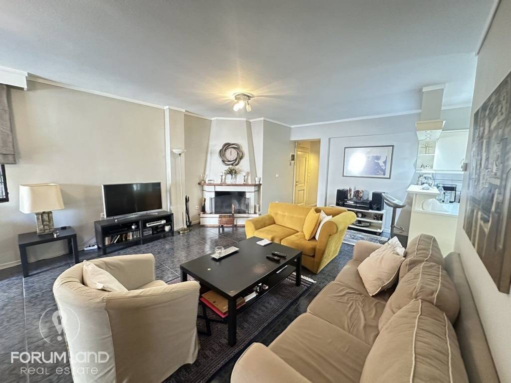 Forumland Real Estate, Σαλόνι με τζάκι