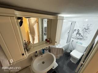 Forumland Real Estate, Μπάνιο