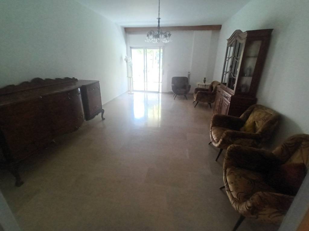 SALONI CHORIs TA EPIPLA